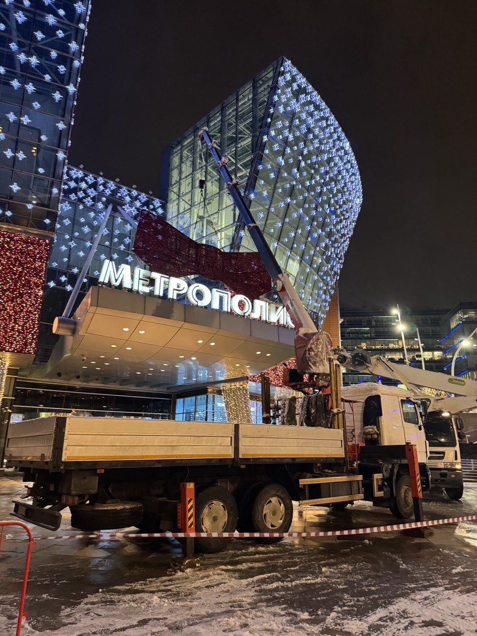 Ночная работа манипулятора у ТЦ Метрополис
